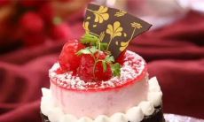 并富有创意，打动人心的生日祝福短语，简单却不平凡的生日文案小编为您捏造！