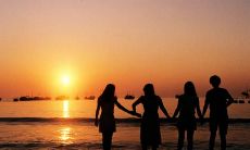 享受老友相处的欢乐时光：一系列温馨、幸福、充满回忆的友谊语句