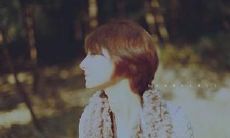 思乡之人倾心安静坐，静静传达深刻情感