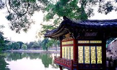 用生动形象的语言描写亭子的句子，呈现出亭子的形状、风格、氛围，以及周围景致的感受，激发读者的视觉与情感感受