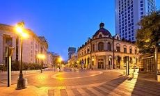 独自一人深夜欣赏夜景的感慨与思考：一个人走在城市的凌晨，眼前的城市灯火竞相闪烁，心中涌起对人生与命运的感慨，尽管寂寞难耐，但亦感到一丝宁静与自由