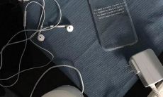 生活中挣钱非常艰难，因那不易的钞票让人无法捉摸的欢笑和眉头紧锁的幽默