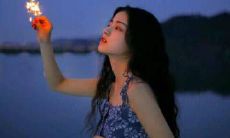 我感到极度幸福、充满喜悦和满足的状态下，体验着充满活力、笑容满面、心情愉悦的生活