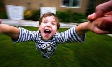 一组富有生气与活力的描述孩子玩乐时兴奋愉悦的句子