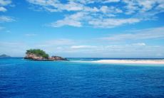 使用形象生动的语言，描述大海的美丽与神秘——无垠巨浪奔腾，水天相接的壮丽景象