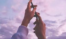 一系列荒诞可笑的言辞，让你心烦意乱，却又忍不住捧腹大笑