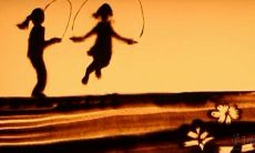 感人至深，热泪盈眶的友情描写：人们深深珍视着那细腻无比的情感纽带