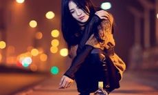 女性喝酒后思绪万千，流淌着伤感的情绪，打造出一系列感人至深的句子