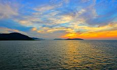 一些生动而美丽的句子，真实刻画了太湖的绝妙风光与神秘气息