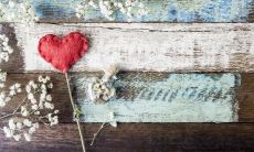 如何在短信中恰当地向领导致以问候和敬意？