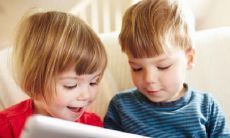 孩子玩得开心，笑容满面，无比欢畅的场景描述