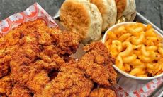 一群朋友在欢乐的氛围中共同发出愉悦的句子