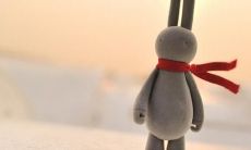 描述一天繁忙后欣喜地返回家中的夸张标题：疲惫但满足：居家归来、自得其乐的感觉！