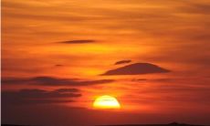 一串美丽动人的关于夕阳的抒情句子，传递着温暖、深情和凄美的情感