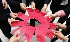 为了激励员工表现，提高团队合作及互信，在特定节日和特殊场合，鼓励公司员工向内部同事发放红包以展现关爱和支持的重要性！