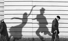 在当今现实社会中，表达感情的句子越来越实际化了