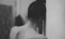 经历过深重痛苦、流淌着冰寒孤独的人所写下的无情呐喊：深刻悲伤的冷漠句子