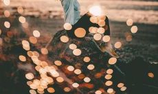 通过不断重复的痛楚之语引发的情感共鸣与启示