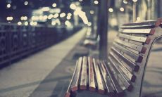 带有慨叹人生的伤感言辞搭配精心挑选的图像表现出深情，让人感受到痛苦与无奈