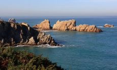 在海洋的怀抱中留下难忘的回忆，分享精美的照片和有趣的体验——海边朋友圈文案