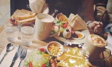 妈妈欣喜地说：“哦，太好了，我可以补充这个句子了！”