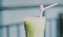 与亲人共度愉快时充满快乐和欢声笑语的表达方式