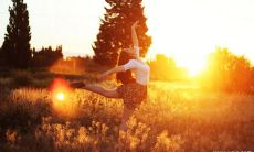 如何通过积极的心态和行为塑造成为一个快乐的个体？