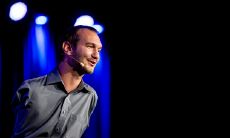 尼克胡哲的座右铭：为了实现自己的目标和梦想，要坚定不移地追求，保持乐观积极的心态，并一如既往地不断进取，永不止步！