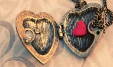 每日分享一句温馨爱语小短句，增加彼此的情感连结与甜蜜气氛！