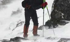 沿着曲折的山道，一路欢笑徒步，分享自然美景与友情：描述徒步行走的愉悦之旅