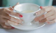 在某些情况下，笑容并不能真正反映出人的内心世界是感到欢愉的