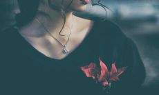 如何摆脱自己不断循环的伤心痛苦并朝着更健康、积极的生活方向前进？