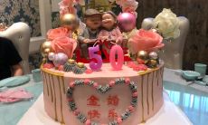 儿女向热爱浪漫的父母致以最美好的祝福：祝福您们的金婚纪念日变成一段无尽的浪漫旅程，并继续享受着彼此的爱和互信！