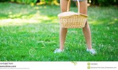 如何巧妙地哄好突然情绪低落的女友，缓解她的烦恼和焦虑？