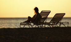 描写心烦意乱和焦虑困扰的一句话，并且指出这种情绪带给人们的不良影响