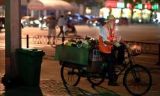 尽管工作并不容易，但我们仍需坚持努力，迎接每一天的挑战和机遇