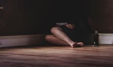 寂夜独眠，心念悲伤；思绪纷扰，深夜抒情