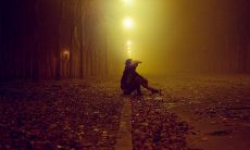 期孤独可能导致个体不适应社交环境而表现出不合群的行为特征