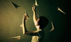 令人心痛的无助感与悲伤：令人沉思的伤心句子