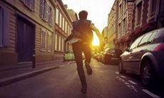 远离信任与希望，心灵深处充满对周遭人群的失望之感