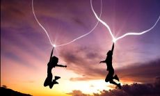 在回顾往昔时，我们感受到年少无知的懊悔和遗憾