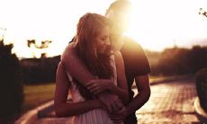 用精练而生动的语言呈现美好爱情的描述