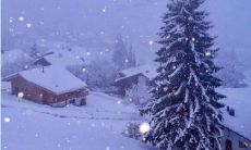 一副神奇而美丽的白雪世界在眼前展现，浪漫而壮丽