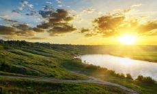 在即将到来的春节，向客户发送长文短信的问候语，展现公司温暖贴心的服务态度