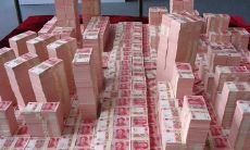 探讨金钱在现实生活中的作用和影响：金钱对人们的生活方式、社会地位和人际关系产生的影响