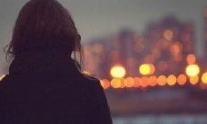 如何通过用不开心的表情来掩盖不开心的情绪？