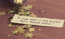 如何用英语表达团队口号？