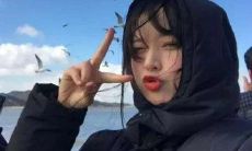 无忧无虑的笑容：形容女生开心快乐的优美句子