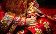 重拾婚姻的成年女儿感受心酸情绪的深刻表达