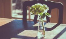 深入描绘人物内心悲痛与不安的表达方式